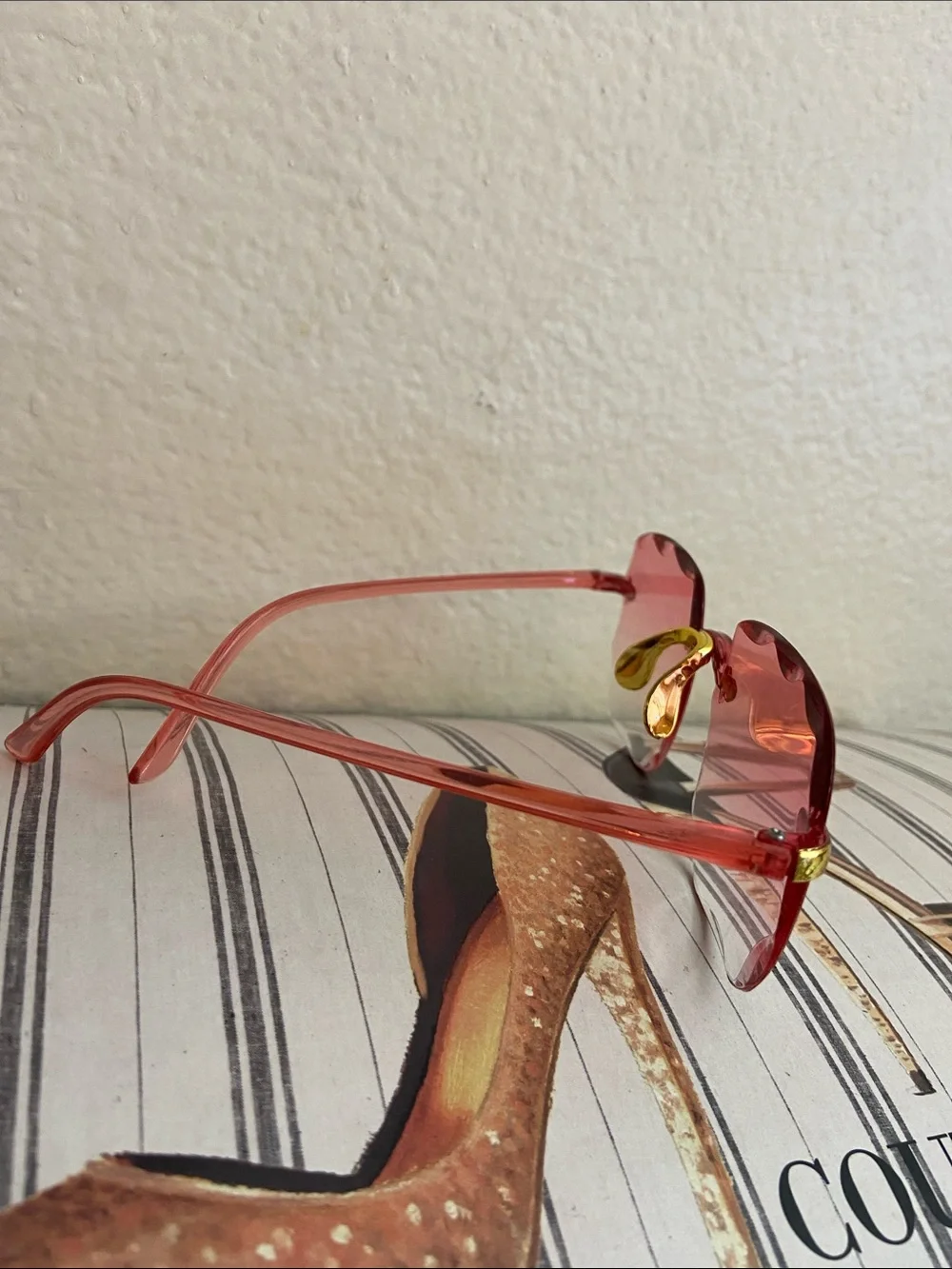 5/$10❤️❤️❤️NEW Pink Rimless Gradient Sunglasses with Gold Accents